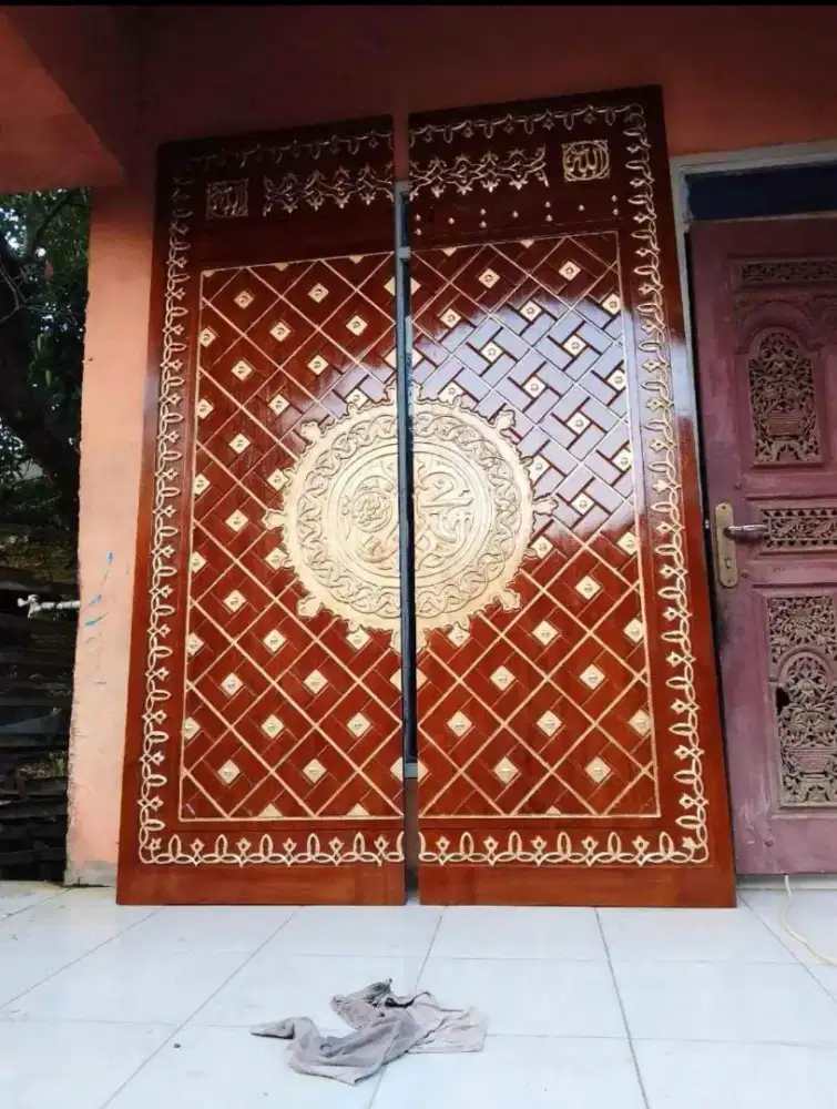 Pintu masjid Nabawi jati