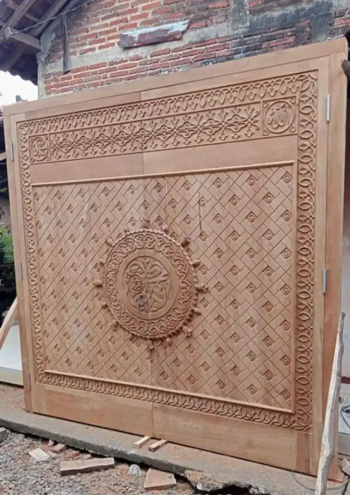 Pintu masjid Nabawi ukir