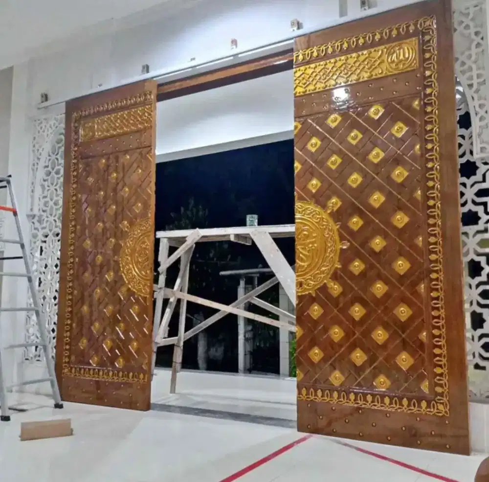 Pintu masjid Nabawi jati