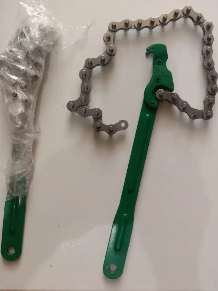 Alat membuka saringan oli