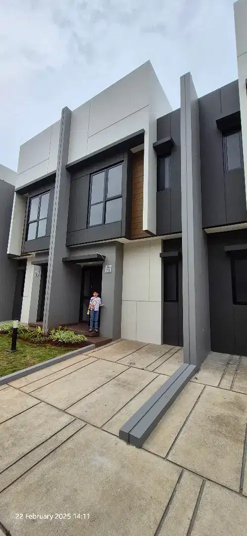 Disewakan rumah baru crown gading