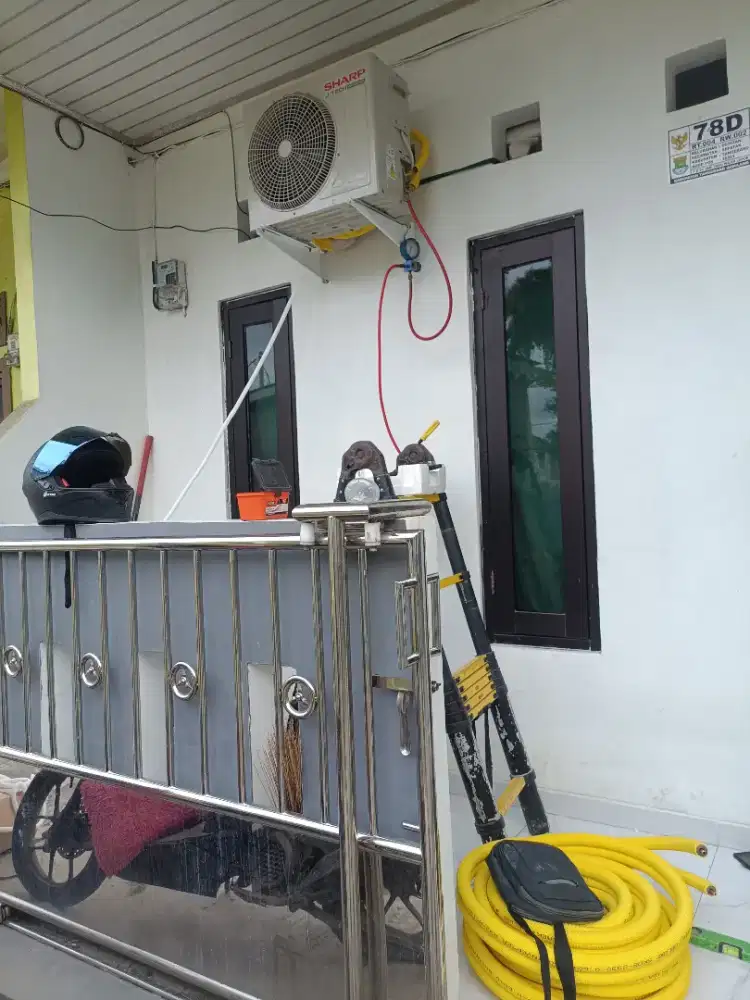 Teknisi installer AC