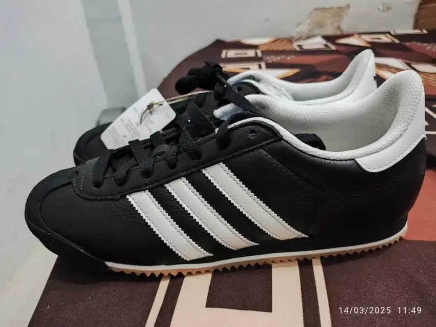 Sepatu Sneakers Adidas K74