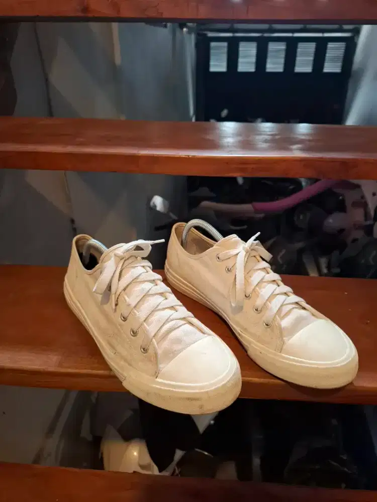 Sepatu merk H&M original size 43 bagus warna putih