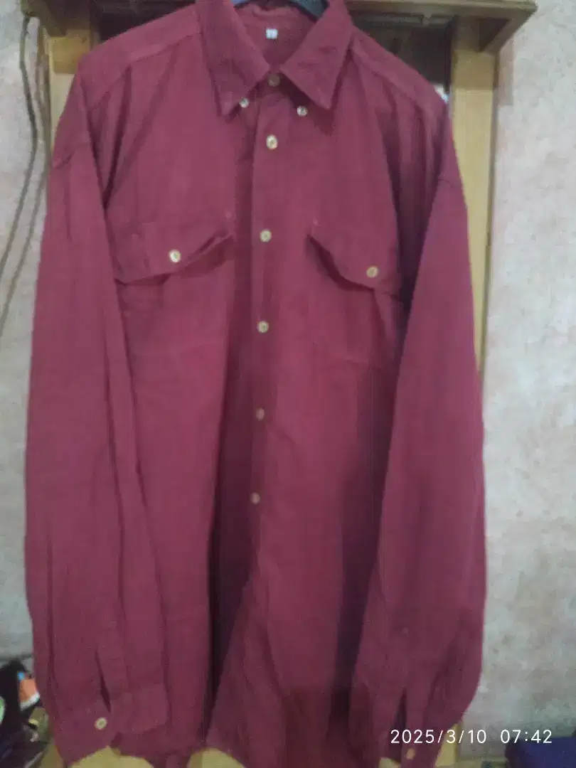 Kemeja denim warna burgundy