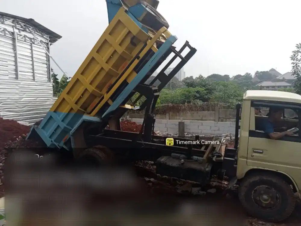 Mobil puing sampah dan sedia urugan