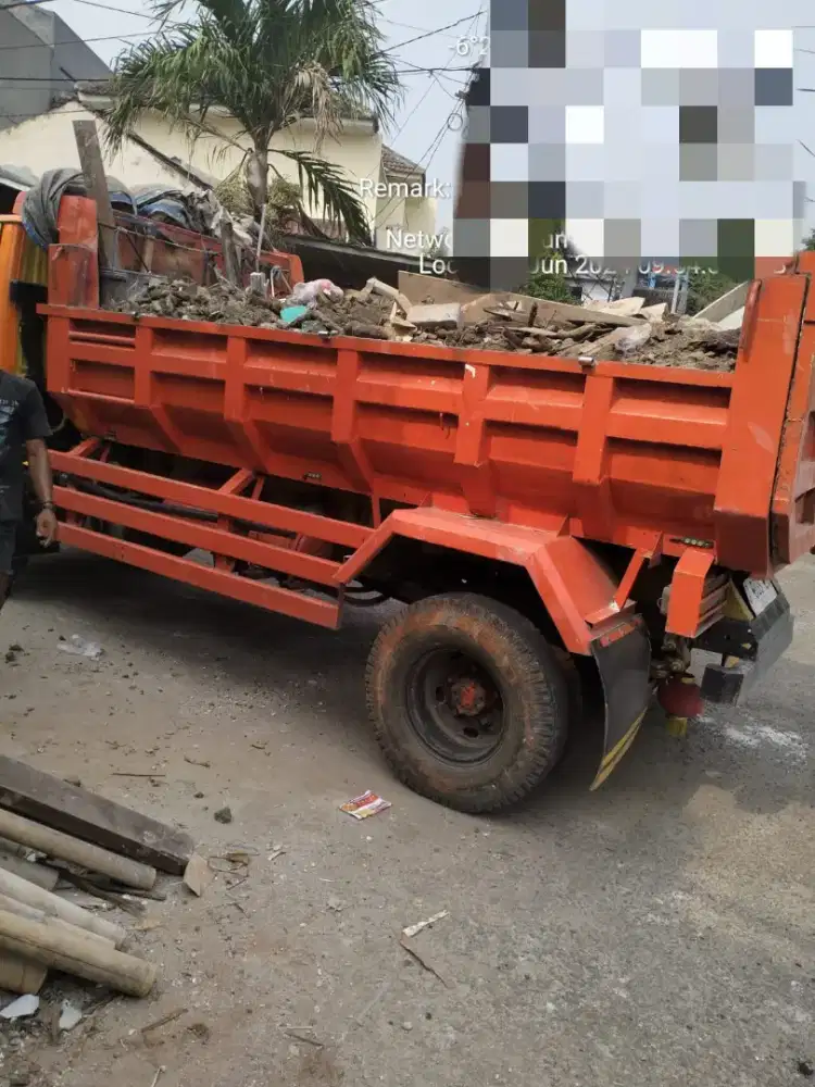 Mobil tanah buang sampah barang bekas sedia urugan