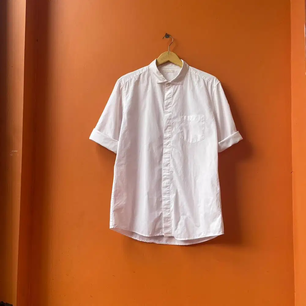 Kemeja Uniqlo dan Muni Polos Seconbranded