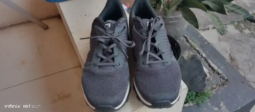 Sepatu Salomon outbont prism no.11. 45 cm