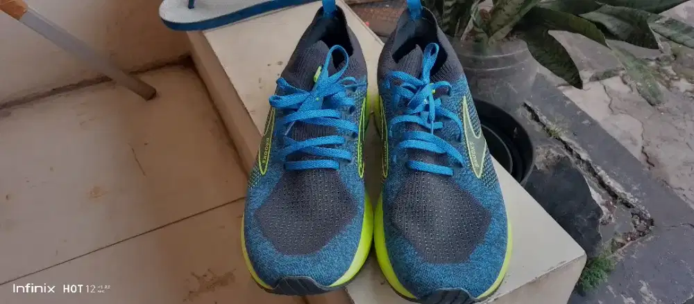 Sepatu Brooks lavitate stealthfit 5 no.12. 46cm