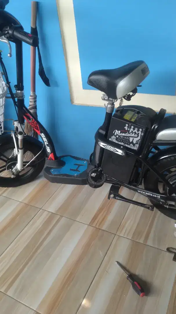 Sepeda listrik merk selis