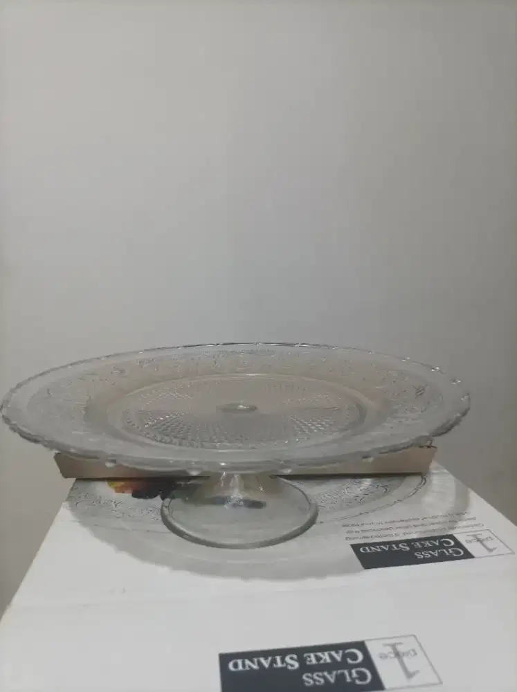 Glass cake stand