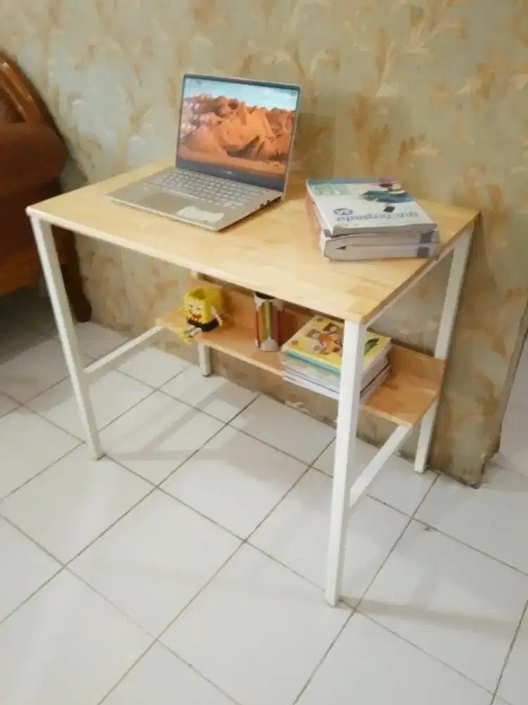 Meja komputer minimalis