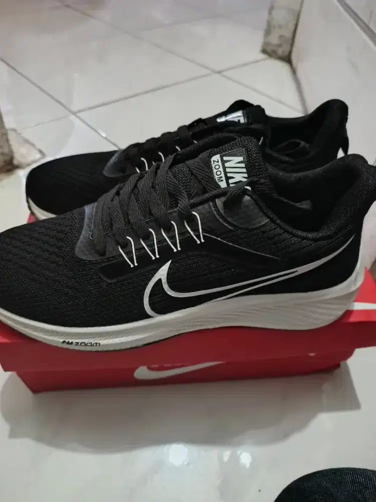 Nike zoom running size 42 like new mulus tapak tebal empuk 265rb nett