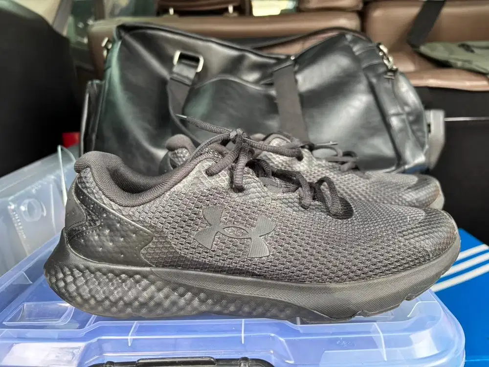 Sepatu Hitam Under Armour size 43