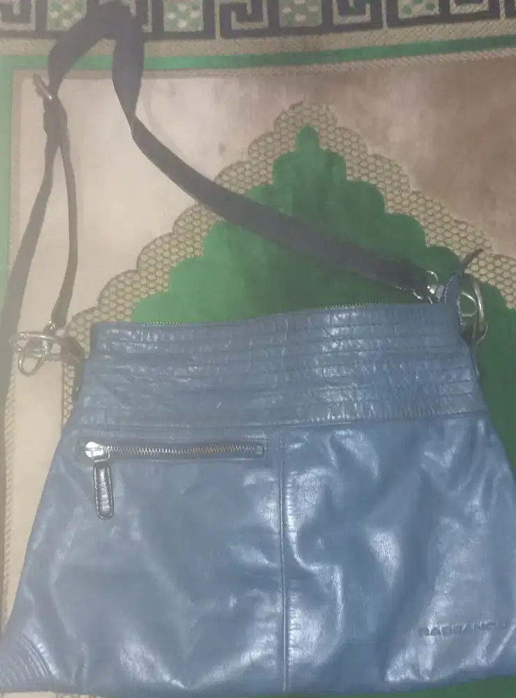 Tas kulit segitiga unik dan lucu