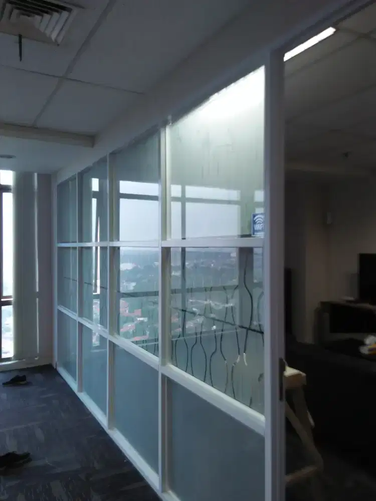 Partisi kaca sekat kantor