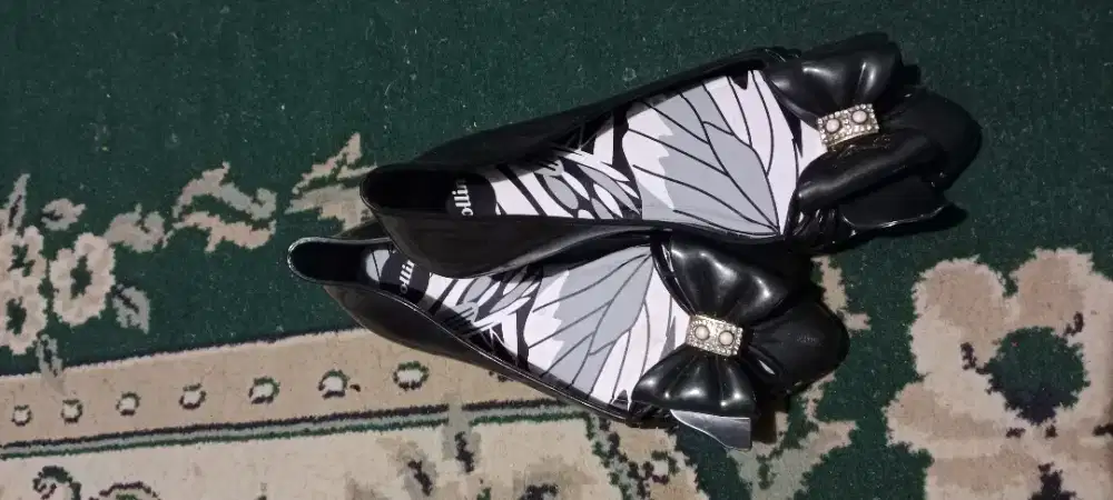 Sepatu hitam flat jelly