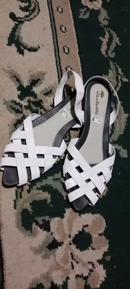 Sepatu sendal putih