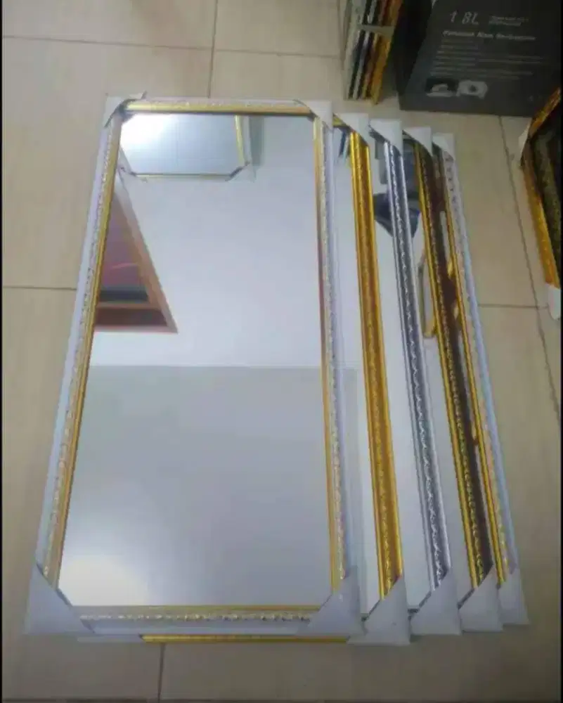 Cermin rias bingkai motif ukir batik