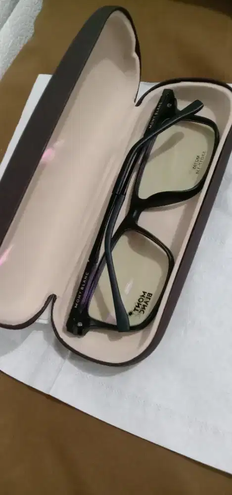 Kacamata Montblanc.