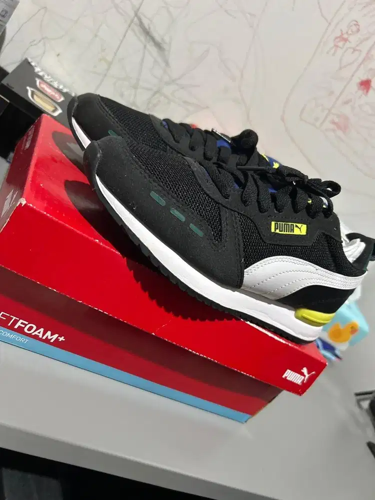 Sepatu sneakers Puma R78 like New