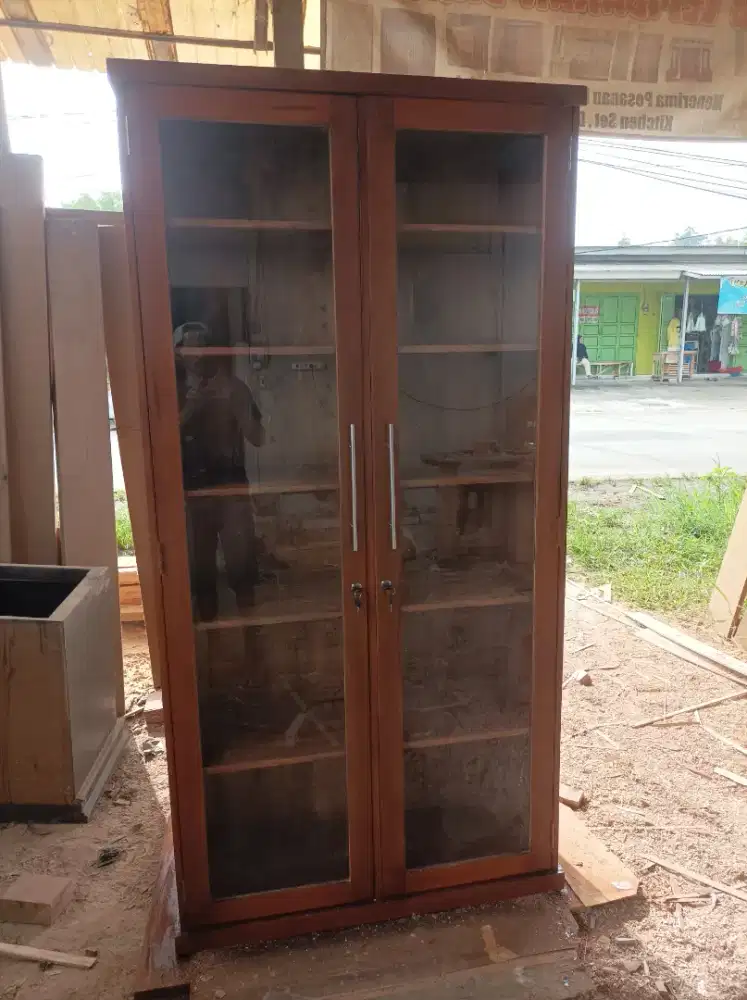 Lemari buku, lemari pajangan