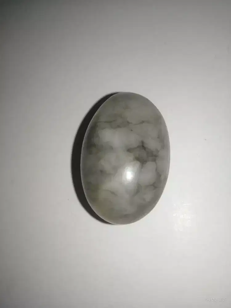 Batu Giok Putih Serat Hitam – Elegan, Langka, dan Bernilai Tinggi.