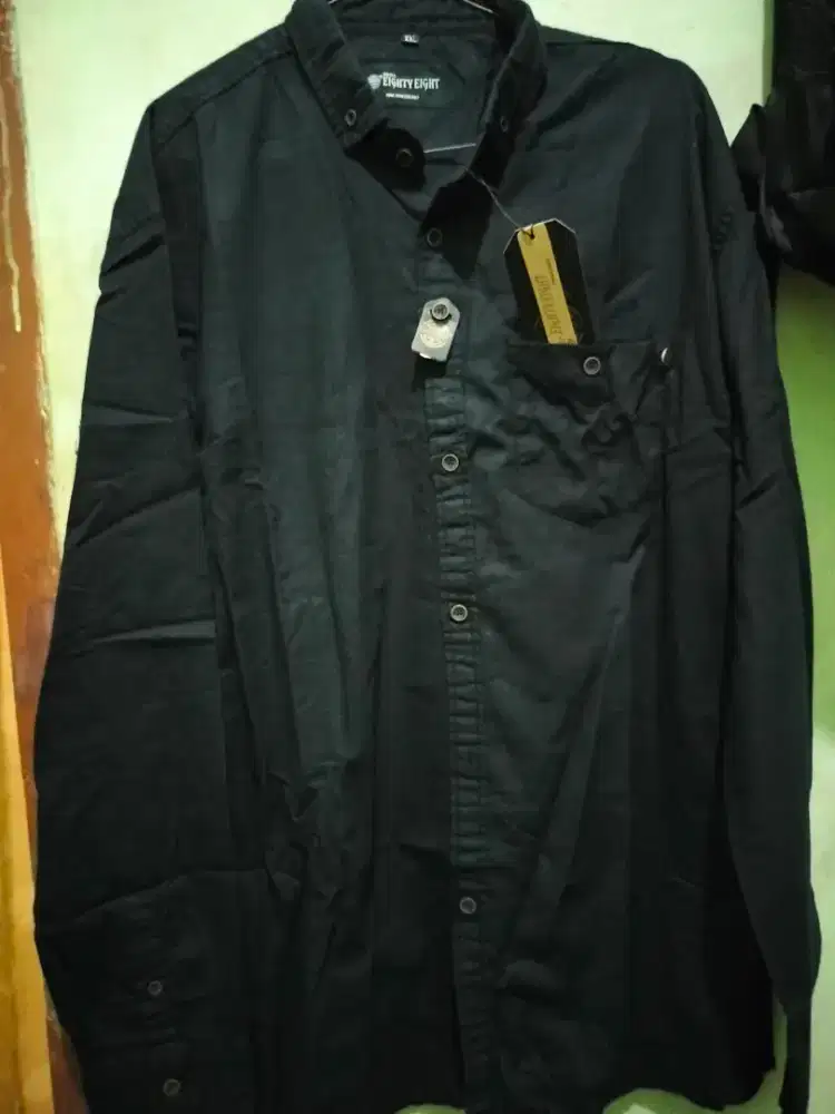 Kemeja hitam polos