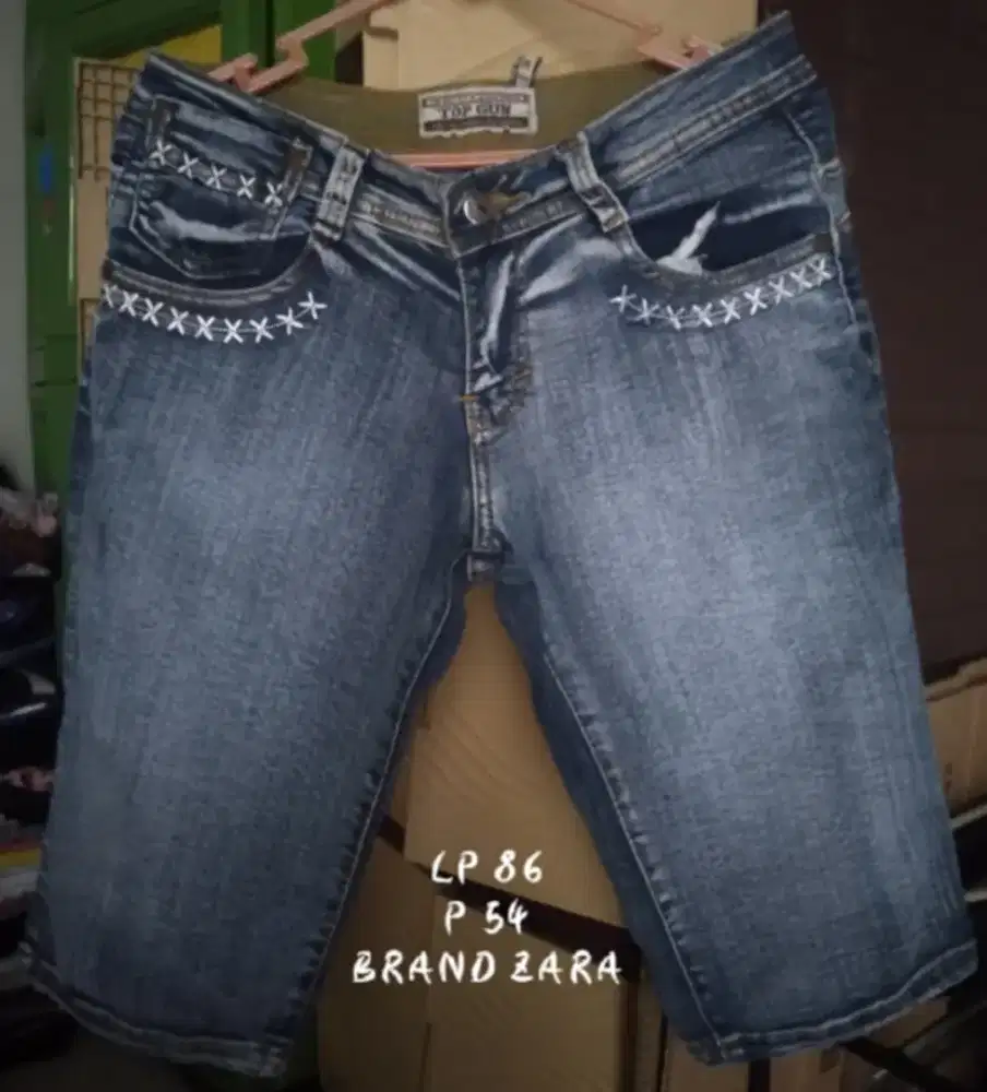 Celana pendek wanita