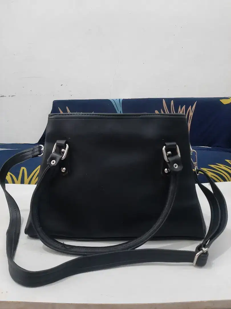 Sling bag hitam 3 ruang