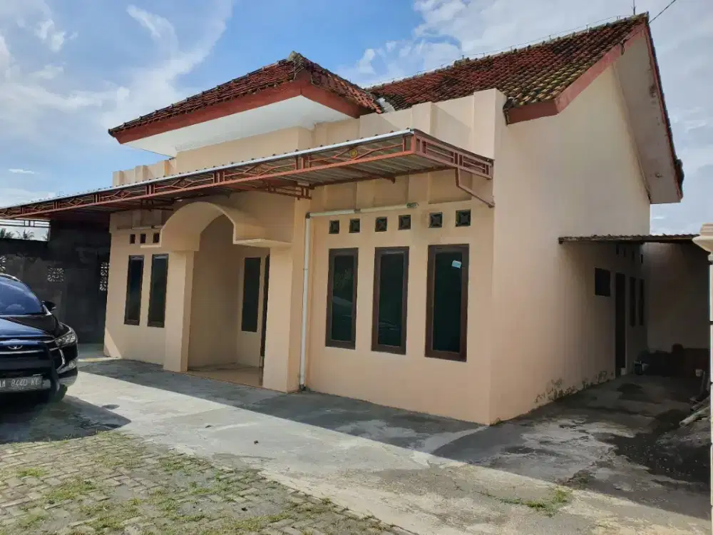 Jual Rumah Luas.. Murah..Parkir Luas Siap Huni security 24 jam,