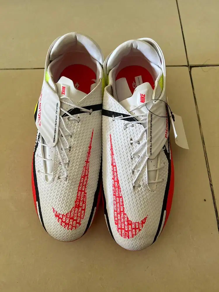 Sepatu bola Nike Phantom GT2 Flyease Academy FG/MG - White Crimson
