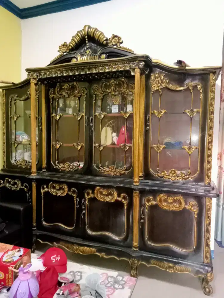 Di jual lemari bufet jati klasik