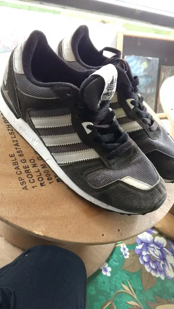 Sepatu seken second ADIDAS ZX 700