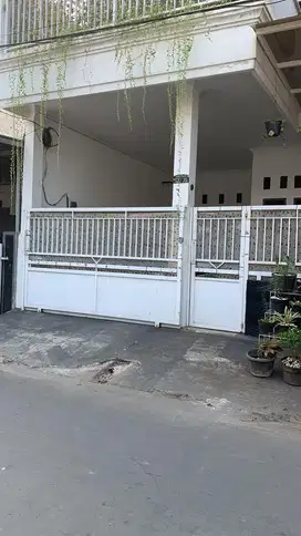 Rumah 3 Lantai dengan Rooftop Luas Lingkungan Asri