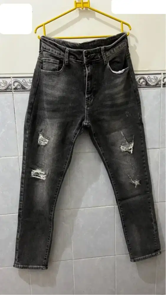 Ripped jeans grey washed (PRELOVED Good Condition)