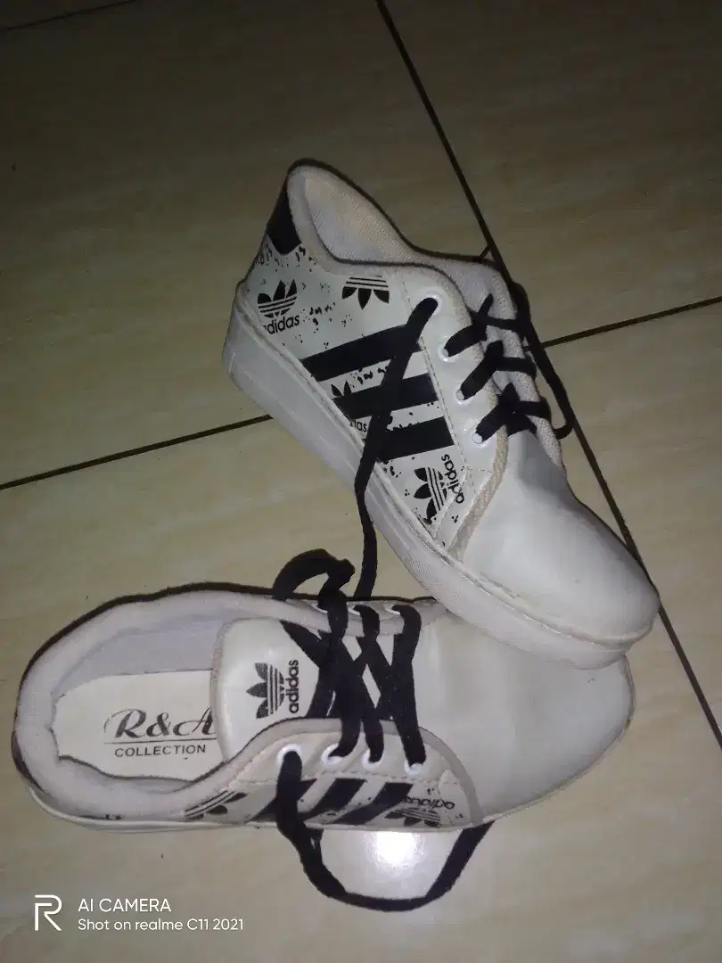 sepatu adidas putih