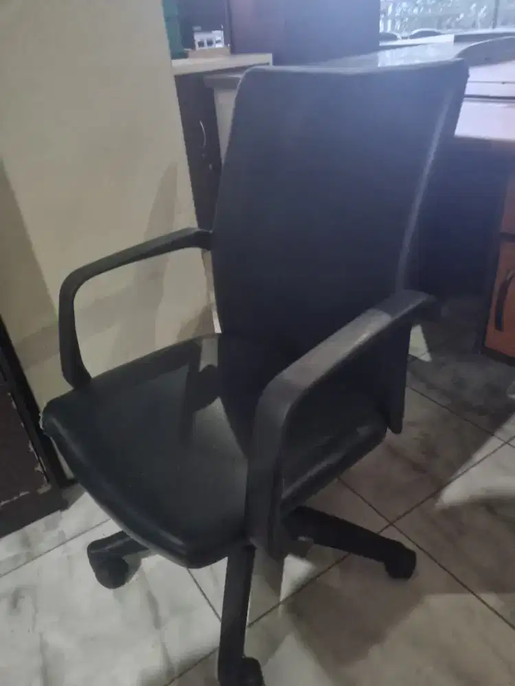 Kursi kantor putar merk prestige