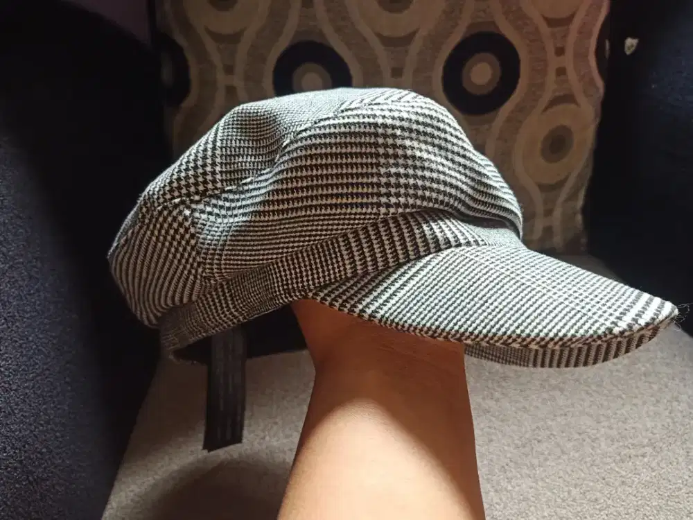 Topi branded newsboy copet zara man