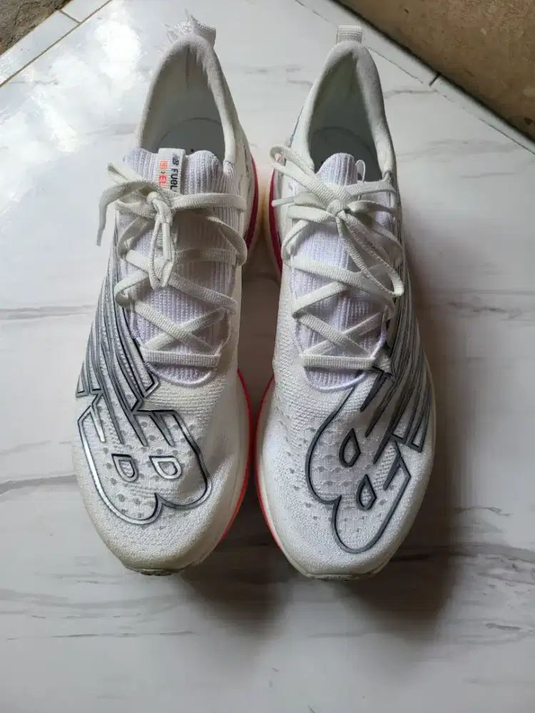 Sepatu New Balance FuelCell