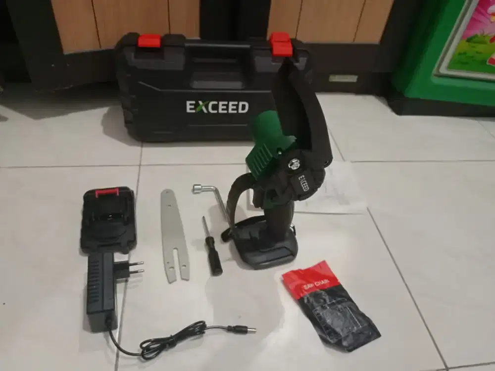 mesin chainsaw cordless batre merk exceed kondisi baru mantap jaya ok