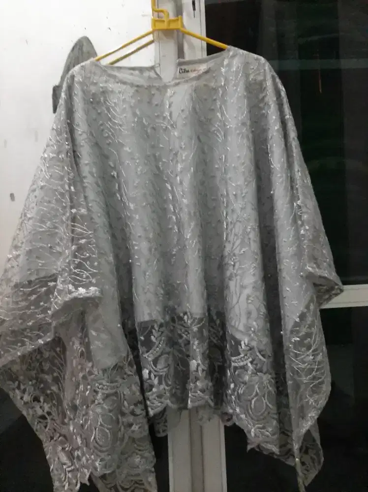 Kebaya silver dan rok plisket