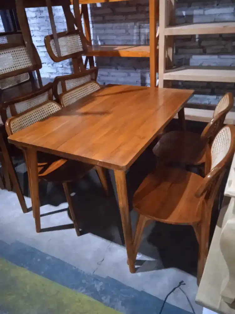 Meja makan kayu jati