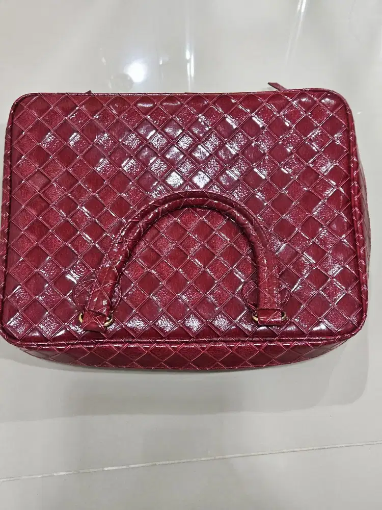 Handbag untuk kosmetik berwarna merah, miat untik laptop 13 inch