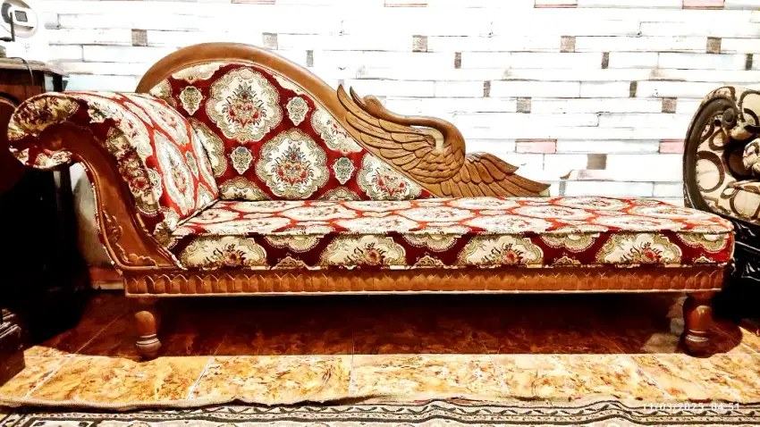 Sofa Louis Cleopatra Angsa Jati Kain Beludru Motif Timbul Istimewa