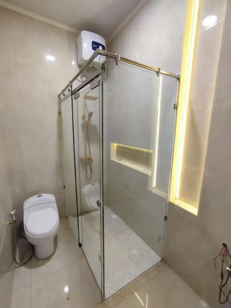 Kaca tempered dan aluminium