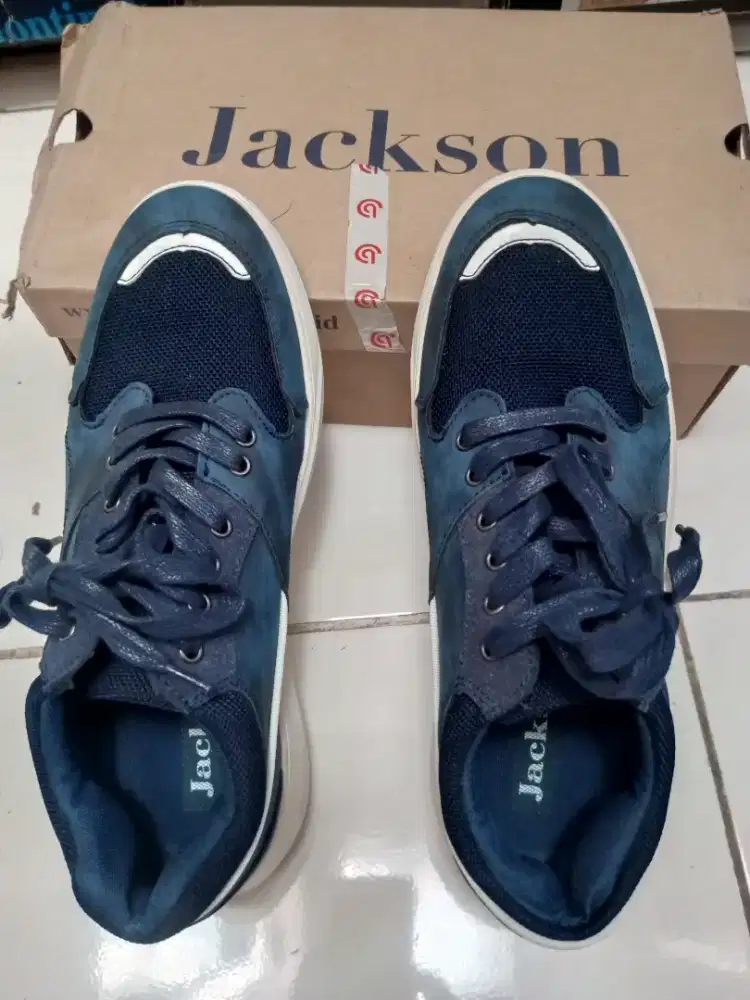 Sepatu sneaker biru navy merk Jackson ori