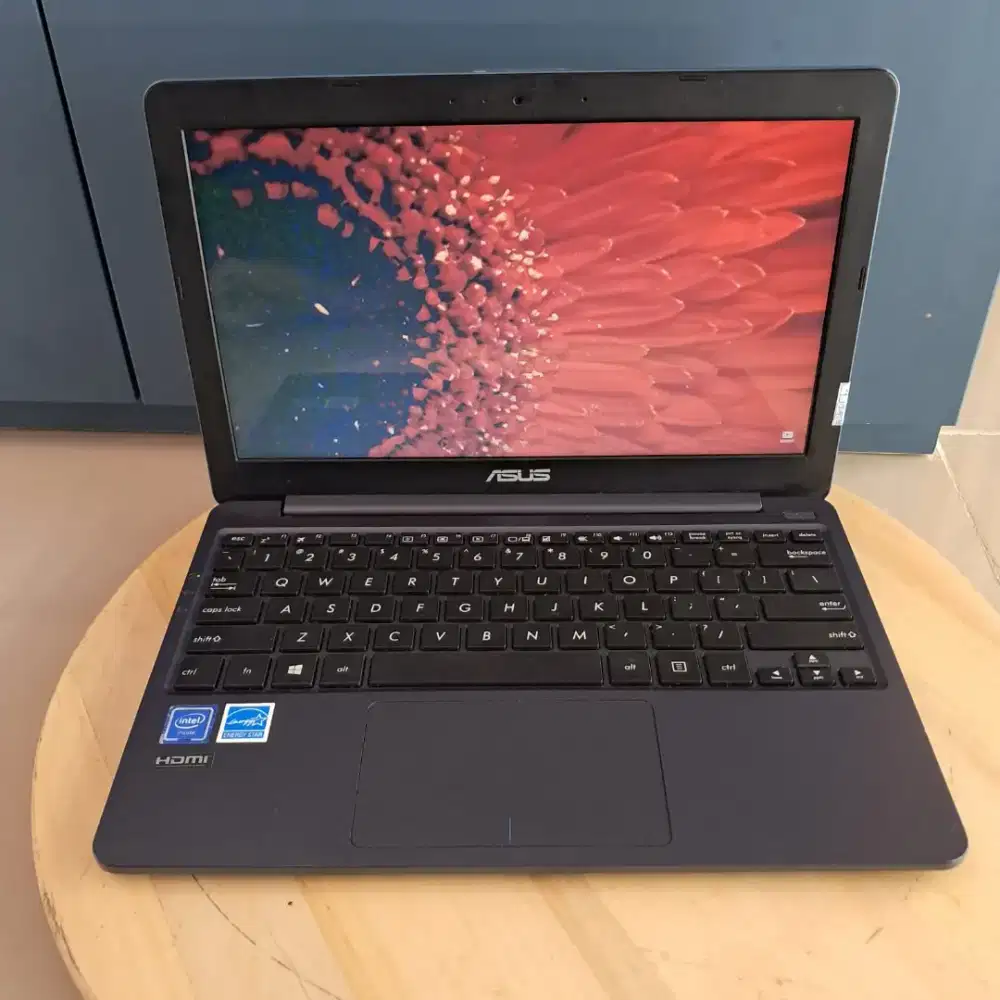 Laptop Kecil, Ringan, Kencang! Cocok untuk Kuliah & Kerja!