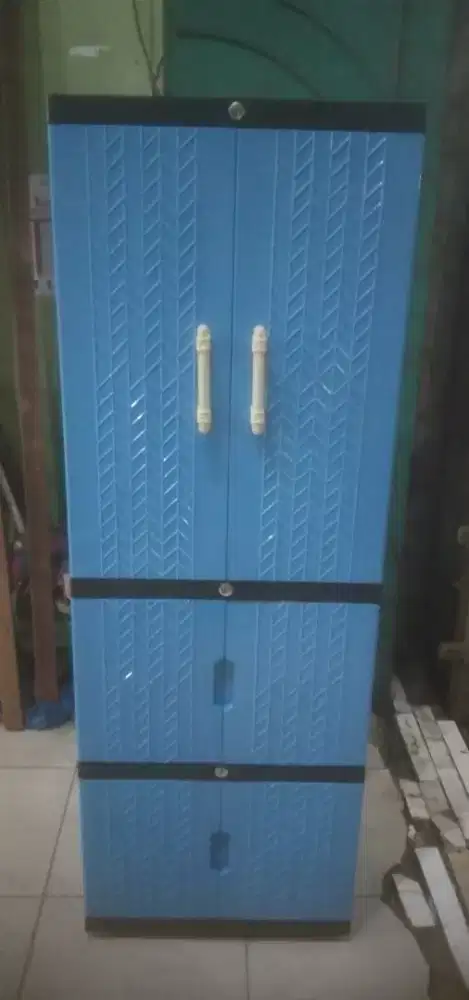 Lemari plastik pakaian